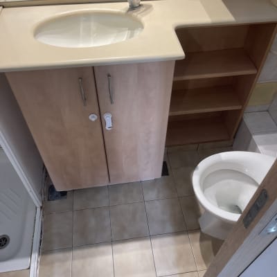 כיור ושירותים בחדר אמבטיה נקי