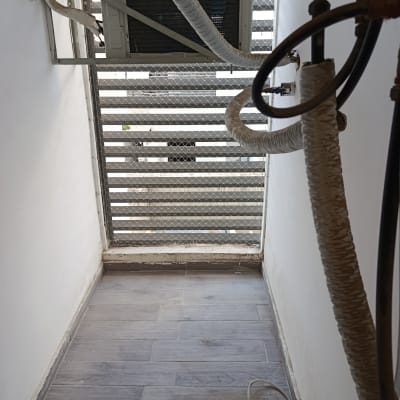 מערכת מיזוג אוויר עם צינורות ומסגרת מתכת