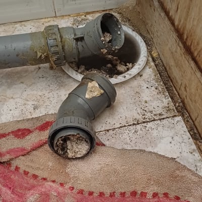 צינורות שבורים ודליפה על רצפה רטובה