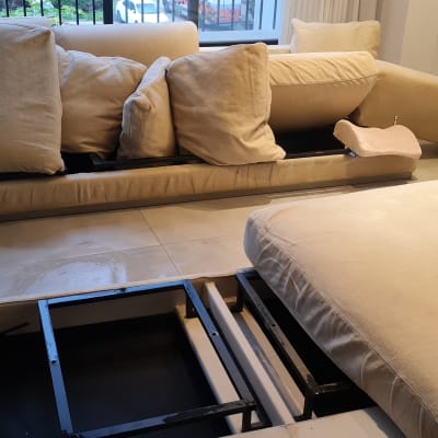 ספות מפורקות לניקוי עם ציוד ניקוי בסלון