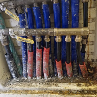 צינורות פלסטיק צבעוניים עם ברזי מתכת