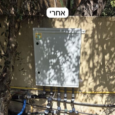 מערכת השקיה עם צינורות ומחברים בגינה
