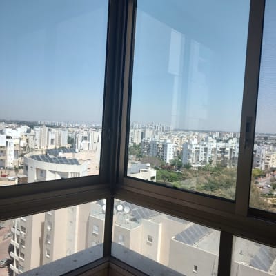 חלונות אלומיניום עם נוף עירוני ברקע