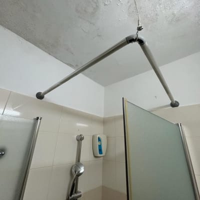 תקרה עם סימני רטיבות מעל מקלחת