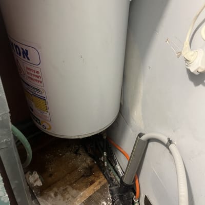 דוד שמש עם צינורות חיבורים וקיר סמוך