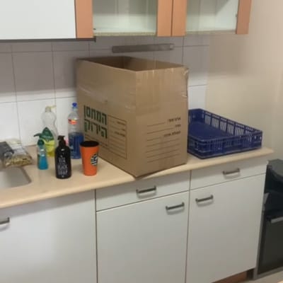 ארגז קרטון פתוח על השיש במטבח