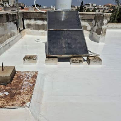 גג אטום בלבן עם דוד שמש ופאנל סולארי