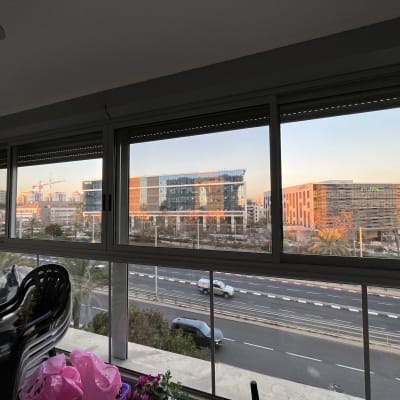 נוף עירוני עם בניינים וכביש