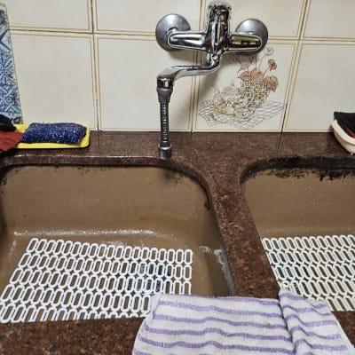 ברז מטבח עם כיור כפול ומטלית על השיש