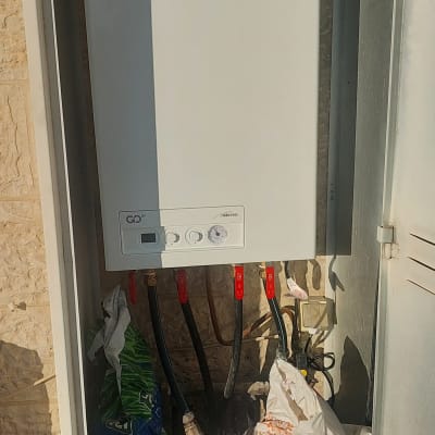 יחידת חימום גז עם צינורות וחיבורים