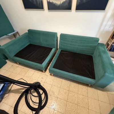ספות ירוקות עם צינורות ניקוי על הרצפה