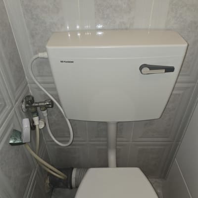 מיכל הדחה בשירותים עם חיבורים וצינורות