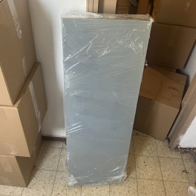 קופסאות קרטון ופריט עטוף בניילון על רצפה