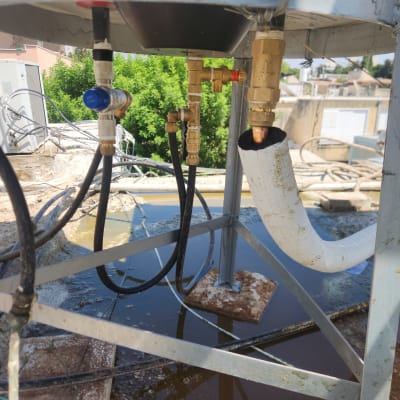 צינורות ומחברים של דוד שמש על גג