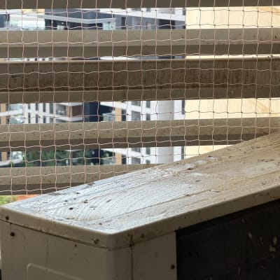 התקנת רשת נגד יונים במסתור כביסה מעל מנוע מזגן