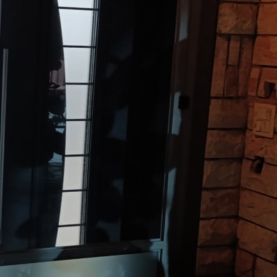 דלת אלומיניום עם זכוכית וידית בצד ימין