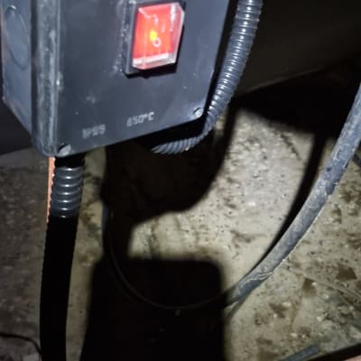 מתג חשמלי עם כבל מחובר על רקע רצפה