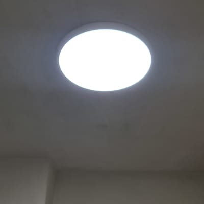 תאורה עגולה מותקנת בתקרה מוארת