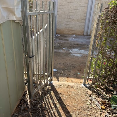 שער מתכת לא חשמלי מותקן בכניסה לחצר