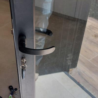 ידית דלת זכוכית עם מפתח במנעול