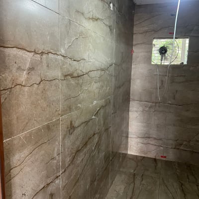 קירות ורצפה מחופים באריחים, מנורה תלויה מהתקרה