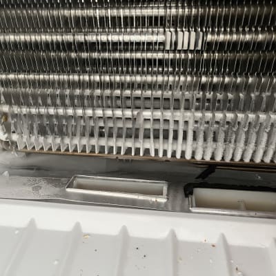 מאייד מקרר עם קרח מצטבר