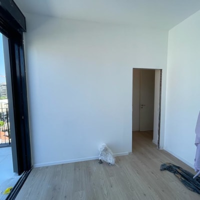 קיר גבס לבן עם רצפת עץ בהירה