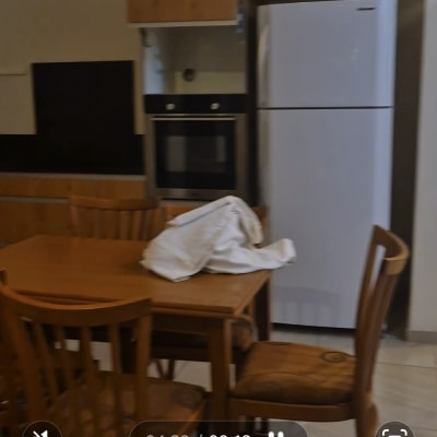 מטבח עם שולחן וכיסאות, מקרר ותנור