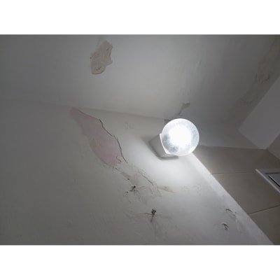 קיר עם קילופי צבע ותאורה