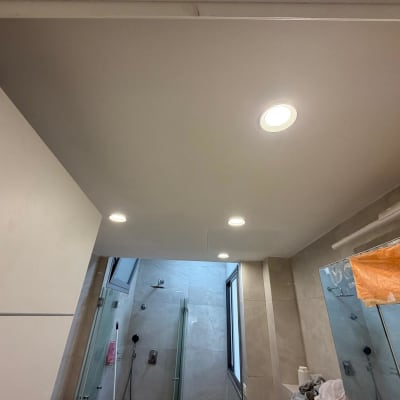 תקרת גבס מונמכת בחדר רחצה עם ספוטים שקועים