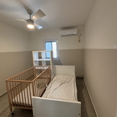 חדר ילדים מרוהט ומאובזר לאחר צביעת קירות פנים