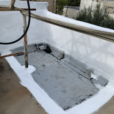 איטום גג עם חומר לבן סביב הקצוות