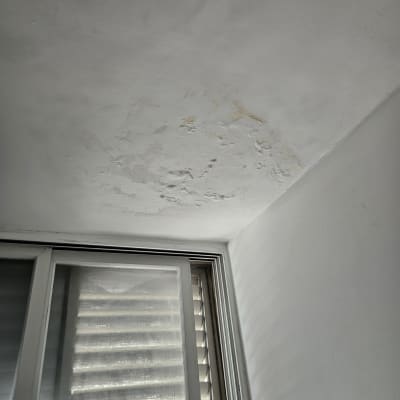 תקרה עם סימני רטיבות ליד חלון