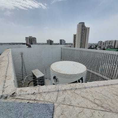 רשת מתוחה על גג למניעת כניסת יונים