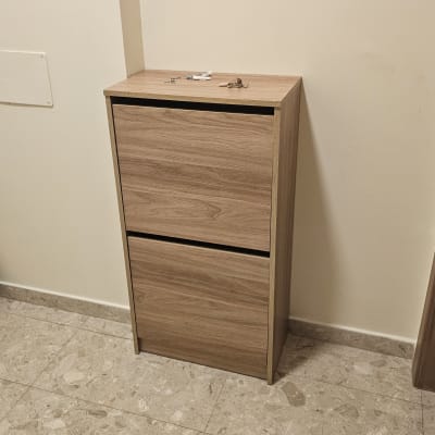 ארון עץ קטן עם כלים על הרצפה