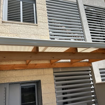 קורות עץ תומכות בגג פלסטיק שקוף