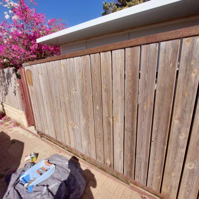 כלי עבודה על שמיכה ליד גדר עץ