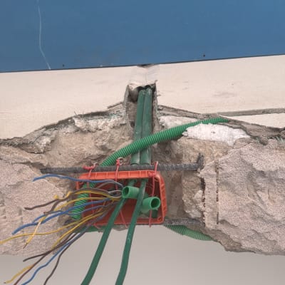 חוטי חשמל ותשתית בקיר לבנייה חשמלית