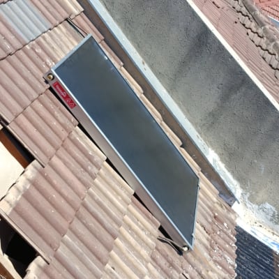 קולטן שמש מותקן על גג רעפים