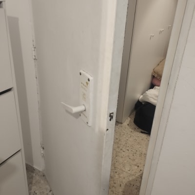 דלת לבנה עם ידית ומנעול