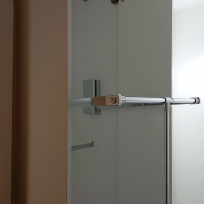 ארון פתוח עם צירים ודלת לבנה