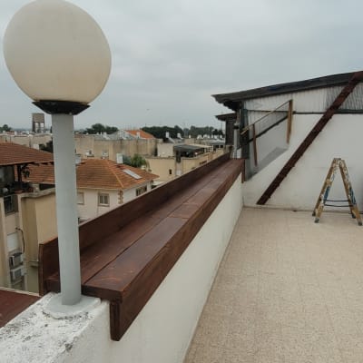 סולם עץ על מרפסת עם מעקה עץ