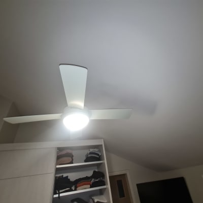 מאוורר תקרה לבן עם תאורה דולקת