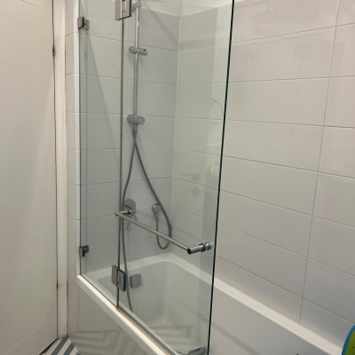 מקלחת עם ראש גשם ודלת זכוכית שקופה