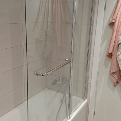 התקנת אמבטיון זכוכית שקופה על גבי אמבטיה בחדר רחצה