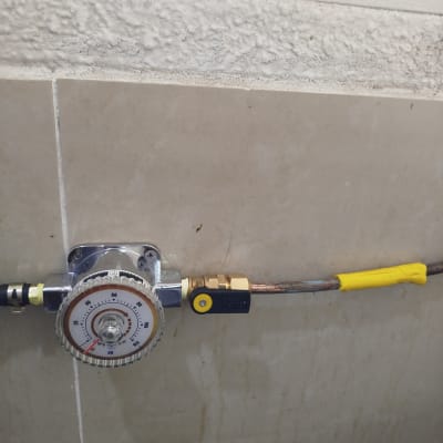 מד לחץ גז וצינור עם שסתום