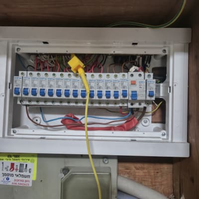 לוח חשמל עם חוטים ומתגים חשמליים