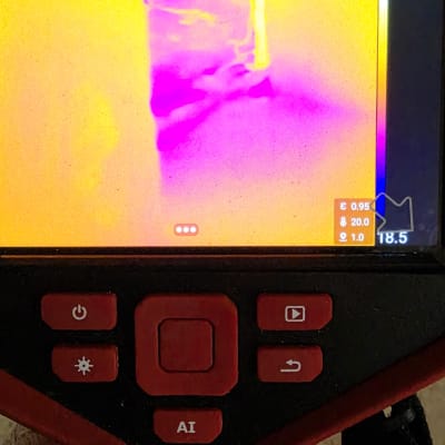 מצלמה תרמית מציגה תמונה צבעונית של אזור חם