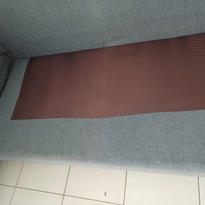 ריפוד חום על ספה אפורה