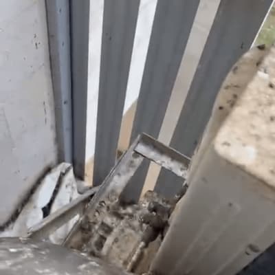 לכלוך ואבק על משטח מתכת